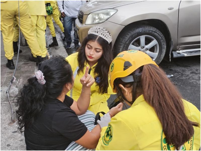 La joven brindó atención a los pasajeros. Foto / Cortesía Comandos