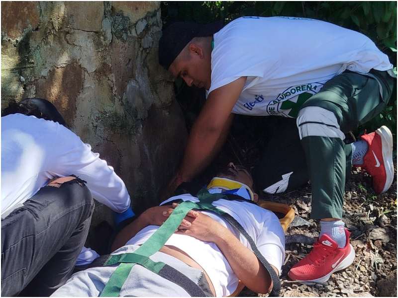 Momento en que la víctima fue auxiliada. Foto / Cruz Verde