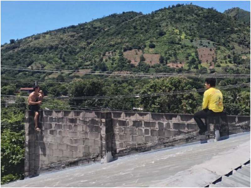Socorrista platicando con la persona desde lo alto de la iglesia. Foto / Cortesía Comandos de Salvamento