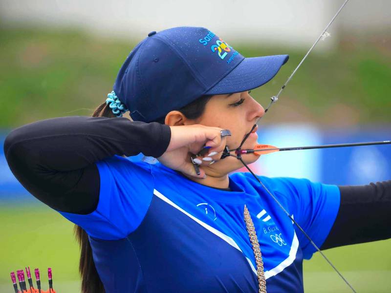 La tiradora chapina-salvadoreña, Sofia Paiz, de la modalidad del arco compuesto, concentrada durante un evento de 2025. | Foto: Cortesía Festa - Indes