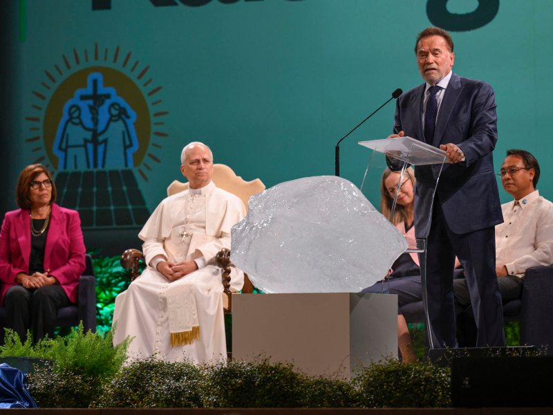 Arnold Schwarzenegger y papa León XIV