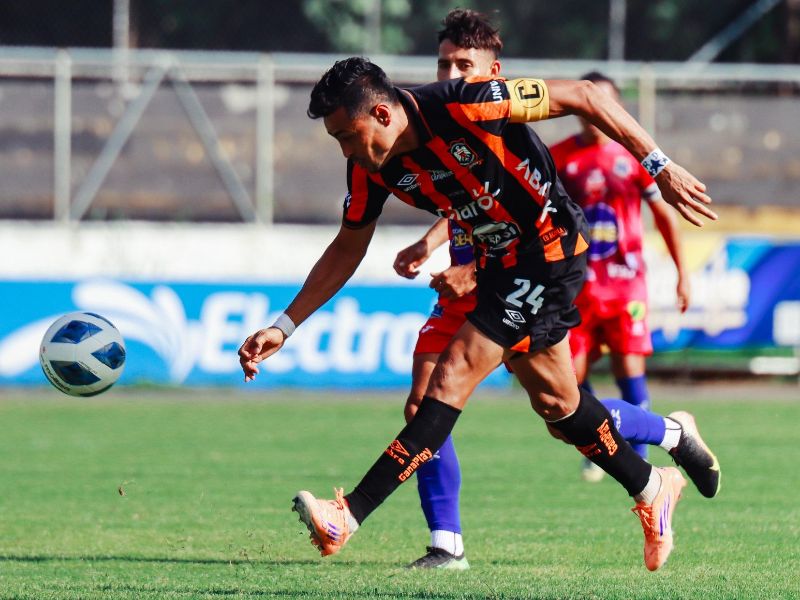 Partido entre CD Águila y Zacatecoluca: Dawin Cerén. Foto: Cortesía CD Águila