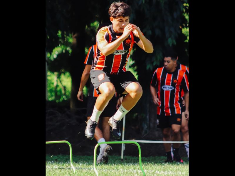 El volante Ricardo Villatoro, de CD Águila, da un salto en una práctica. Foto: Cortesía CD Águila