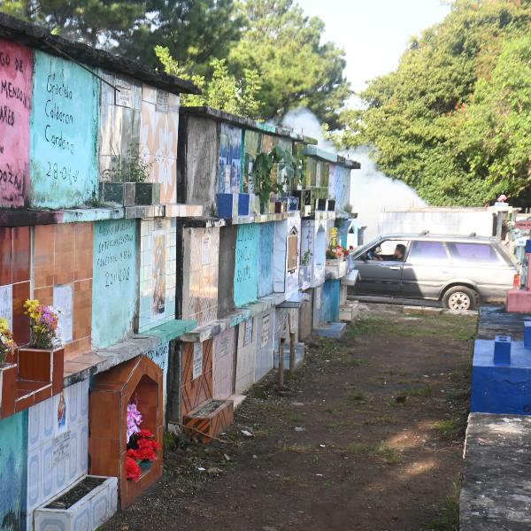 En el cementerio del distrito de Ahuachapán se ha implementado, desde hace varios años, las sepulturas aéreas para aprovechar el poco espacio que tienen disponible. Foto EDH/Cristian Díaz