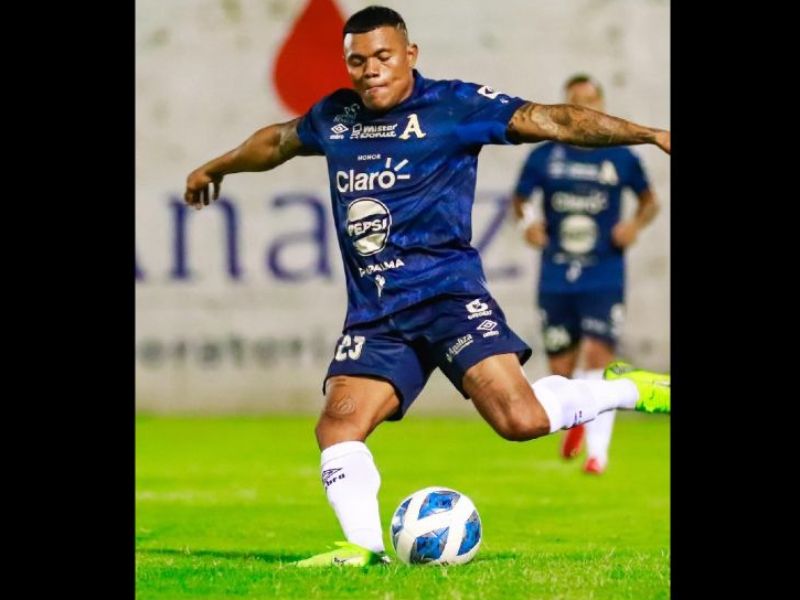 El volante Michell Mercado, ante Metapán. Foto: Cortesía Alianza FC