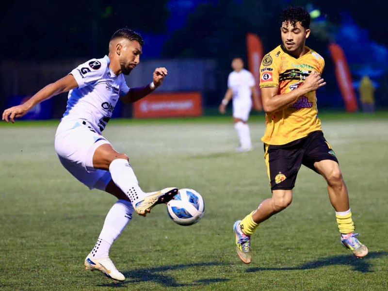 El volante Ányelo Rodríguez (i.), con el balón en el juego ante Platense. Foto: Cortesía Indes