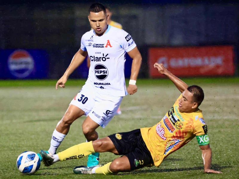 El delantero albo, Emerson Mauricio (i.), domina el balón ante una marca de Platense. Foto: Cortesía Indes
