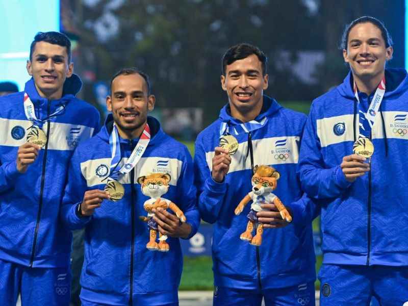 Equipo de atletismo, con su oro. Foto: Cortesía Coes