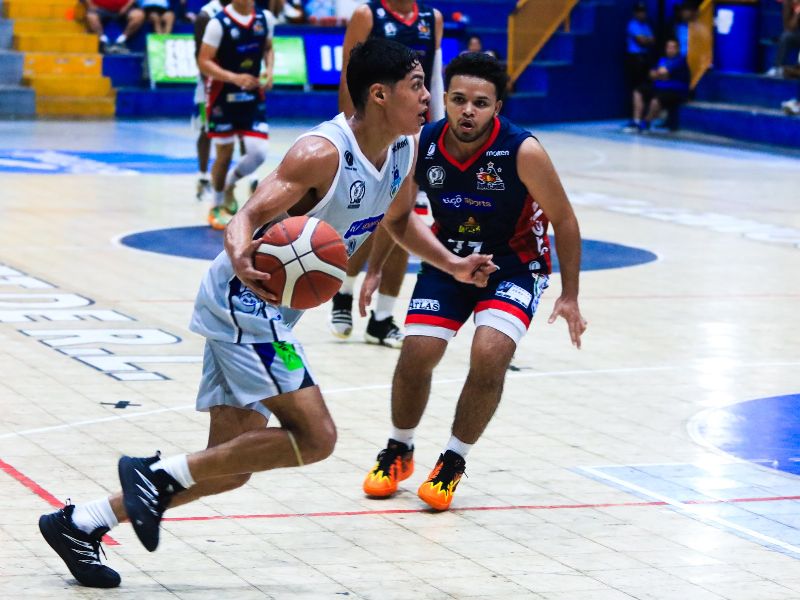 Un partido pasado entre los quintetos de Metapán BC ante Brujos de Izalco. | Foto EDH/Cortesía LMB El Salvador