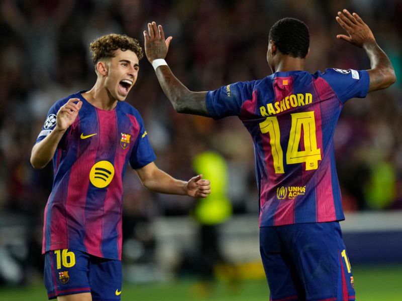 El delantero del Barcelona, Marcus Rashford (d.). celebra con Fermín López tras marcar el sexto gol ante Olympiacos, durante el partido de la tercera jornada de la Liga de Campeones. Foto: EDH EFE