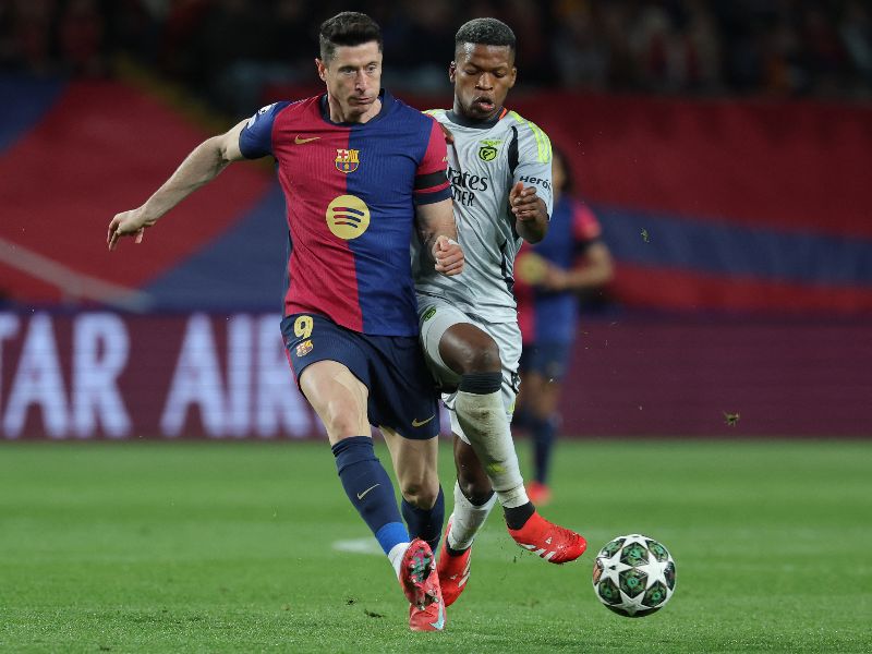 El polaco del Barcelona, Robert Lewandowski (i.), en un partido. Foto: EDH AFP