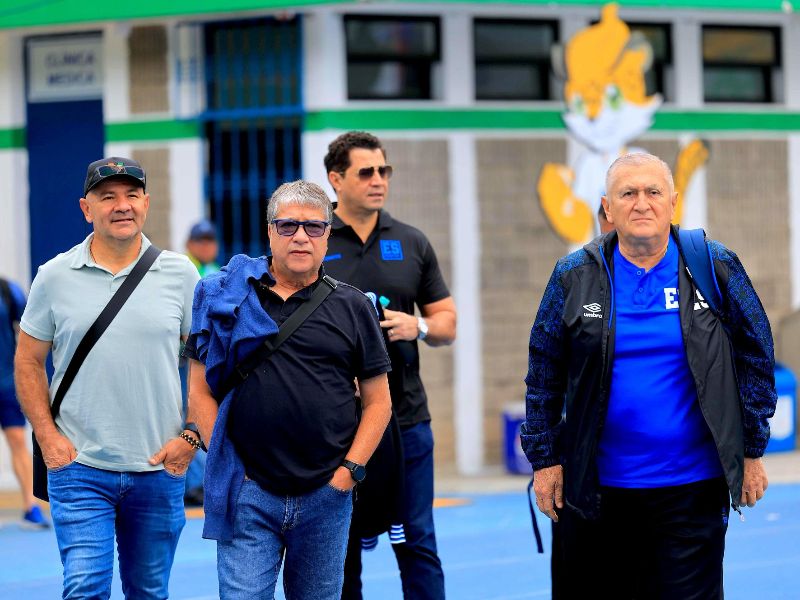 El DT de la Selecta "Bolillo" Gómez (c), con su cuerpo técnico, en los Juegos C.A. Foto: Cortesía Fesfut/LaSelecta