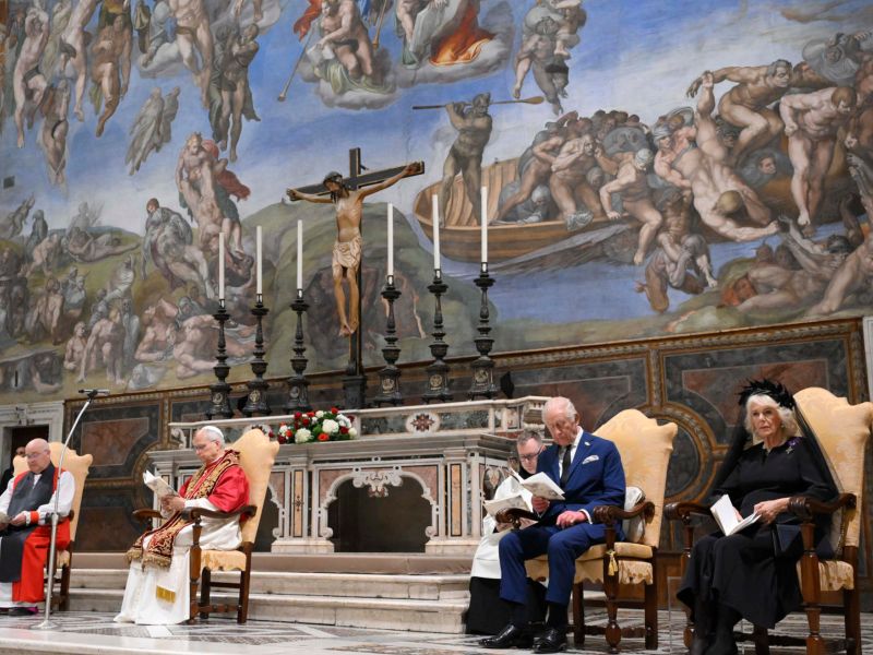 Rey Carlos III junto al papa León XIV en la Capilla Sixtina, en Ciudad del Vaticano