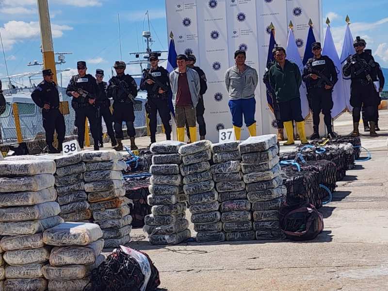 Presentan droga y acusados de tráfico