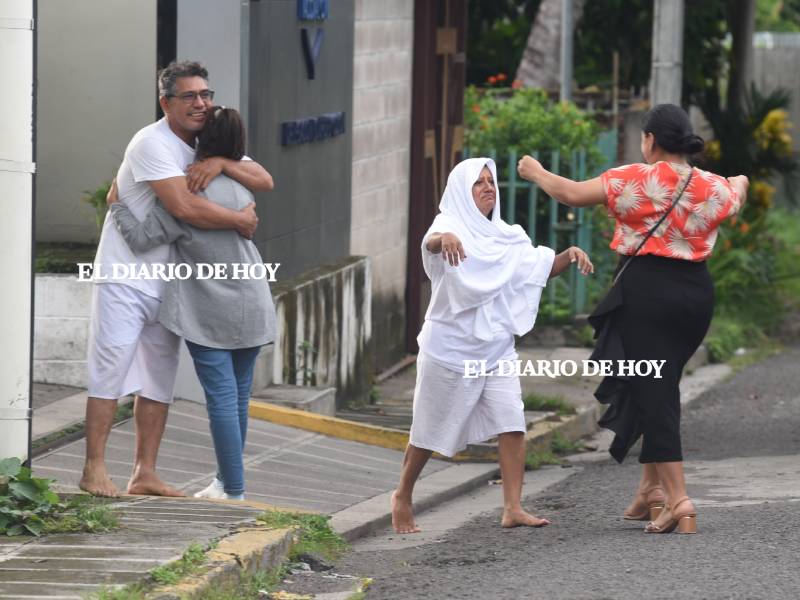 Alison, hija de José Kama y Erika Carla Juárez, en diligencia para buscar información de la detención de sus padres, quienes son lideres de la Asociación Protectora de Aves de El Salvador APROAVES aproaves