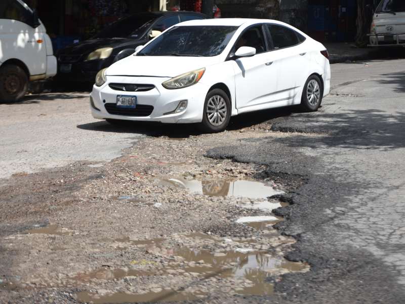 Baches persisten sobre la final 18 Avenida Norte y Calle Guatemala. Foto EDH/Emerson Del Cid