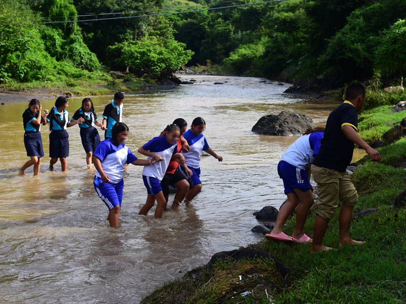 Caser’o Miramar, ubicado en el distrito de Rosario de Mora, San Salvador Sur. Alrededor de 30 familias y 30 ni–os tienen un dif’cil acceso al cant—n Plan del Mango y su escuela por el r’o Muerto. Deben atravesar el r’o y poner en riesgo su vid thumbnail