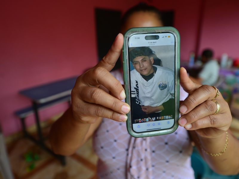 Irvin Jeovanny Quintanilla García es un joven de 24 años que fue deportado desde Estados Unidos hacia El Salvador en conjunto con los venezolanos del tren de Aragua que están presos en el Cecot.