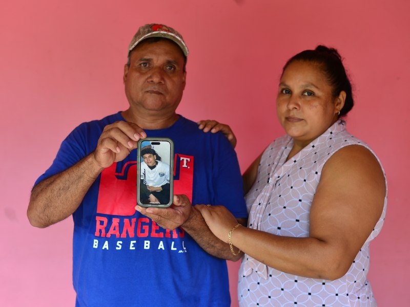 Irvin Jeovanny Quintanilla García es un joven de 24 años que fue deportado desde Estados Unidos hacia El Salvador en conjunto con los venezolanos del tren de Aragua que están presos en el Cecot.