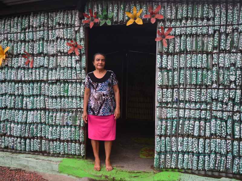 Casa hecha de botellas continúa en pie luego de 20 años construida sobre la carretera El Litoral, en el distrito de El Tránsito, San Miguel.