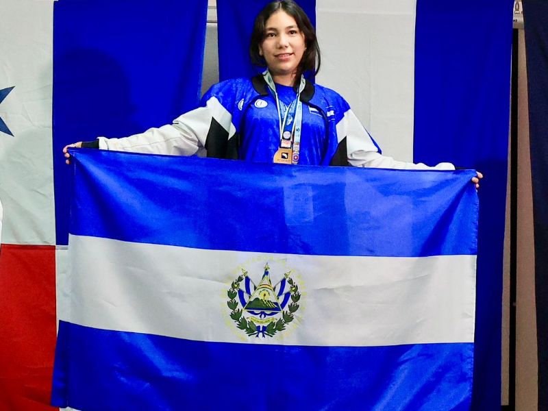 La ajedrecista Karla Sofía Melara muestra con orgullo su dorada, en el Codicader. Foto: Cortesía Indes