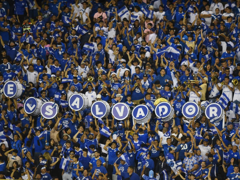 La afición topó el estadio Cuscatlán para apoyar, salvo el sector sancionado por FIFA debido a cánticos racistas en el partido previo. Foto EDH/ Emerson Del Cid