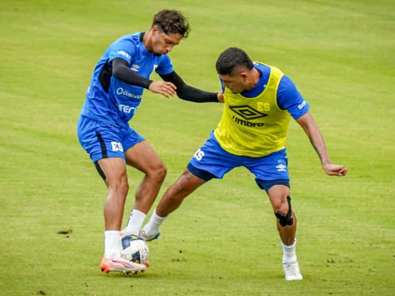 El volante Enrico Dueñas (i.), en la práctica de la Selecta. Foto: Cortesía Fesfut/LaSelecta