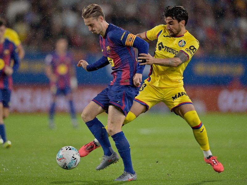 El centrocampista del Barcelona, ​​Frenkie De Jong (i.), domina ante una marca rival. Foto: EDH AFP