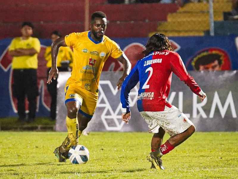El cuchero Leyvin Balanta (i.) domina la jugada ante "Chepito" Guevara, de FAS. Foto: Cortesía Municipal Limeño
