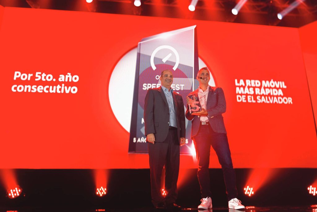 ¡El quinto consecutivo! Claro El Salvador celebra un nuevo galardón de Ookla® que certifica, una vez más, que tiene la red móvil más veloz del país, según las pruebas de miles de usuarios reales.