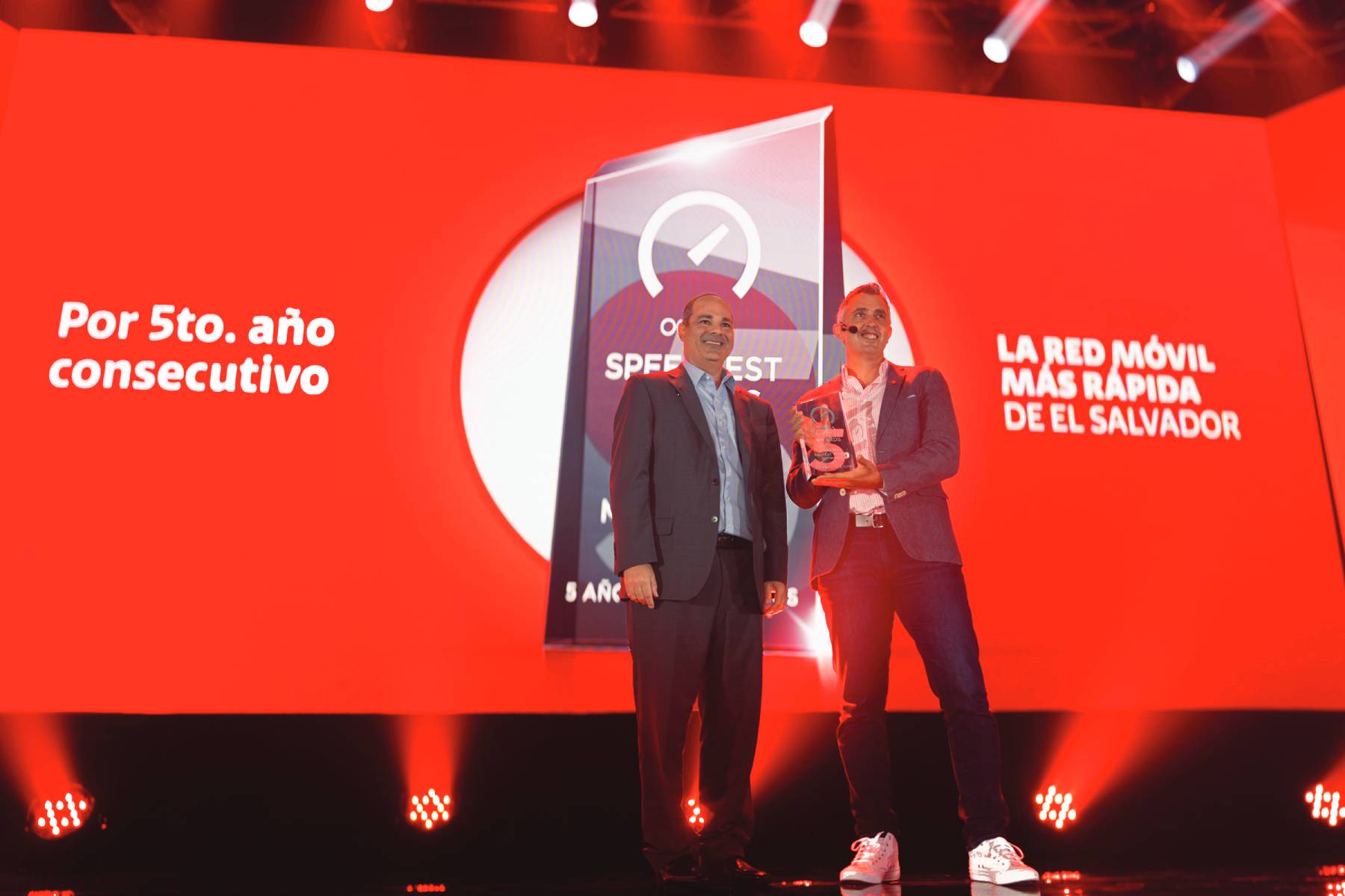 ¡El quinto consecutivo! Claro El Salvador celebra un nuevo galardón de Ookla® que certifica, una vez más, que tiene la red móvil más veloz del país, según las pruebas de miles de usuarios reales.