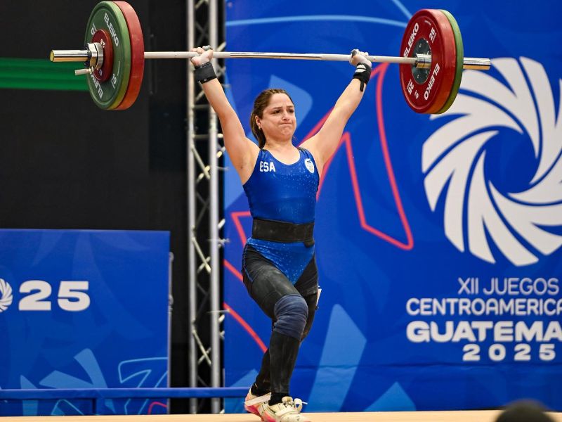 La pesista Victoria Grenni, en plena competencia de los Juegos C.A. Foto: Cortesía Coes