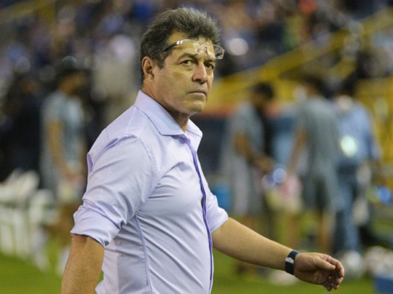 El DT Hugo Pérez, en su época en la Selecta. Foto: EDH Archivo