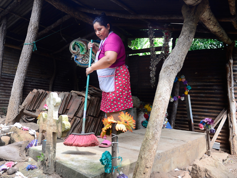 En El Maneadero Familiares entierran a sus muertos en sus casas