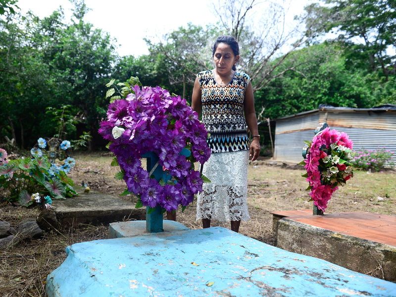 En El Maneadero Familiares entierran a sus muertos en sus casas