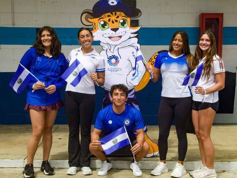 Atletas de natación, a su llegada a los Juegos C.A. Foto: Cortesía Coes