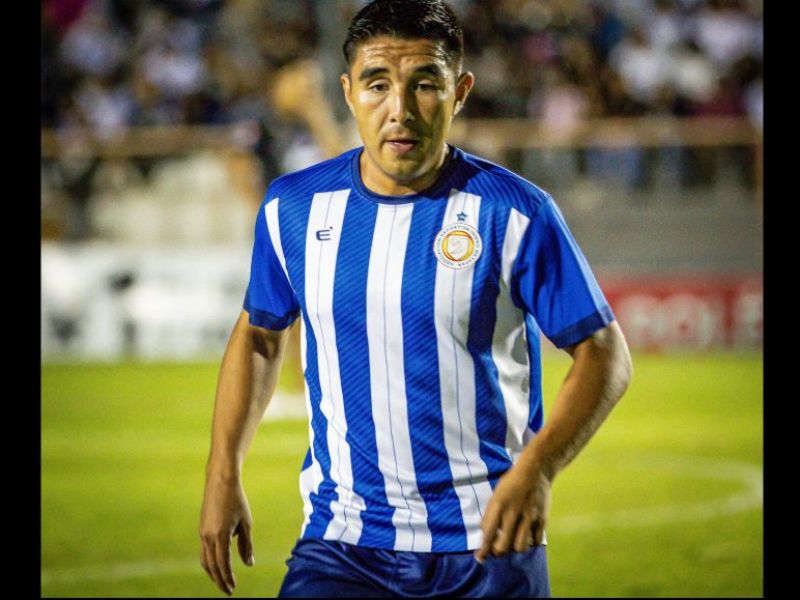 El volante Julio Amaya, de Isidro Metapán, en un calentamiento del equipo calero. Foto: Cortesía Isidro Metapán