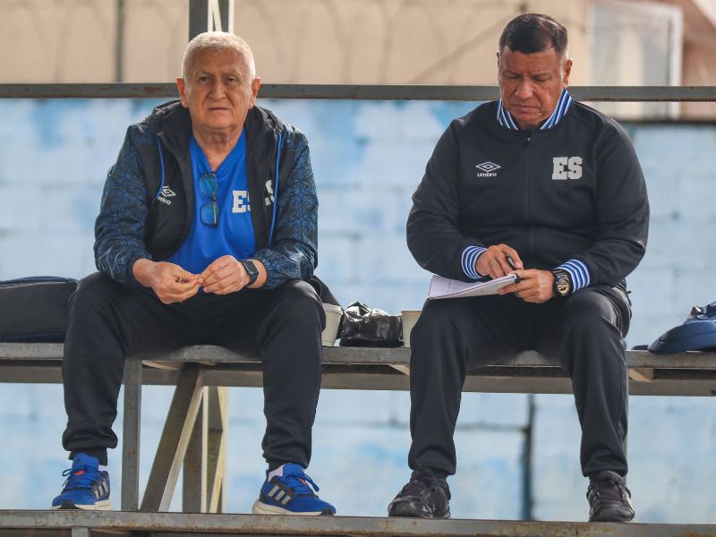 El técnico Eduardo Lara (i.) viajó a Guatemala a ver a la Sub 16. Foto: Cortesía Fesfut/LaSelecta