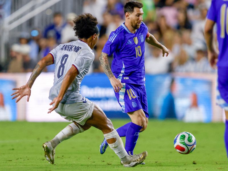Leo Messi (d.), en el amistoso entre Argentina vs. Puerto Rico, en Miami. Foto: EDH AFP