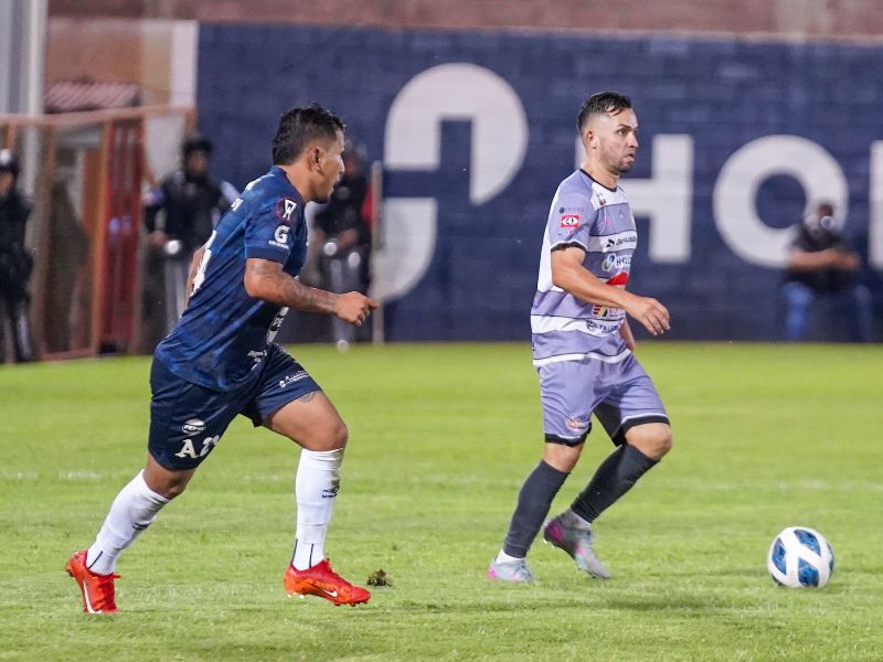 El volante jaguar, Raúl Cruz (d.), controla el balón ante la marca de un jugador de Alianza. Foto: Cortesía Isidro Metapán