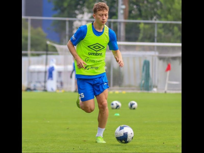 El ofensivo de la Selecta, Nathan Ordaz, en un entreno pasado de la Azul y Blanco. Foto: Cortesía Fesfut/LaSelecta