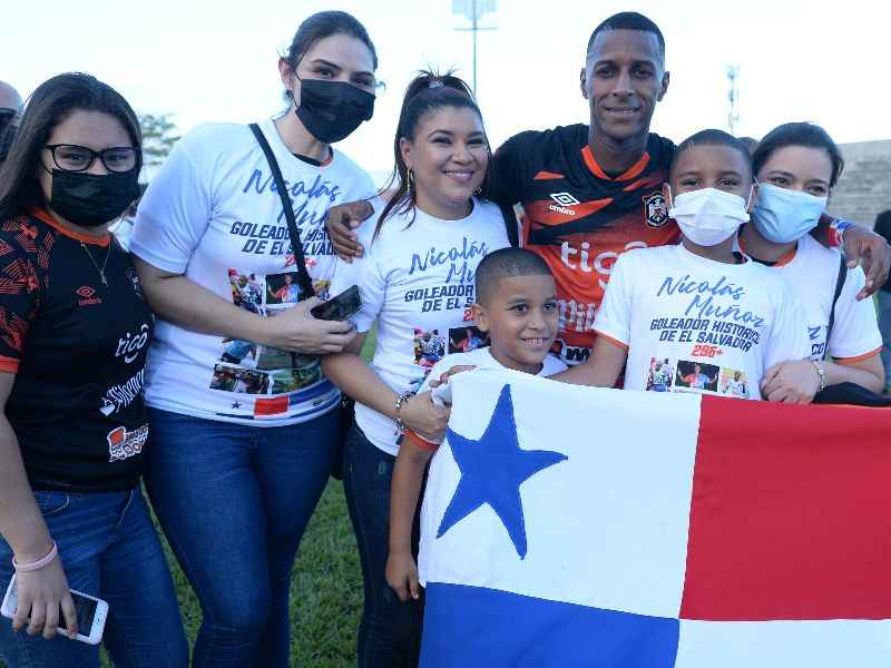 El romperredes Nicolás Muñoz, con su familia. Foto: EDH Archivo