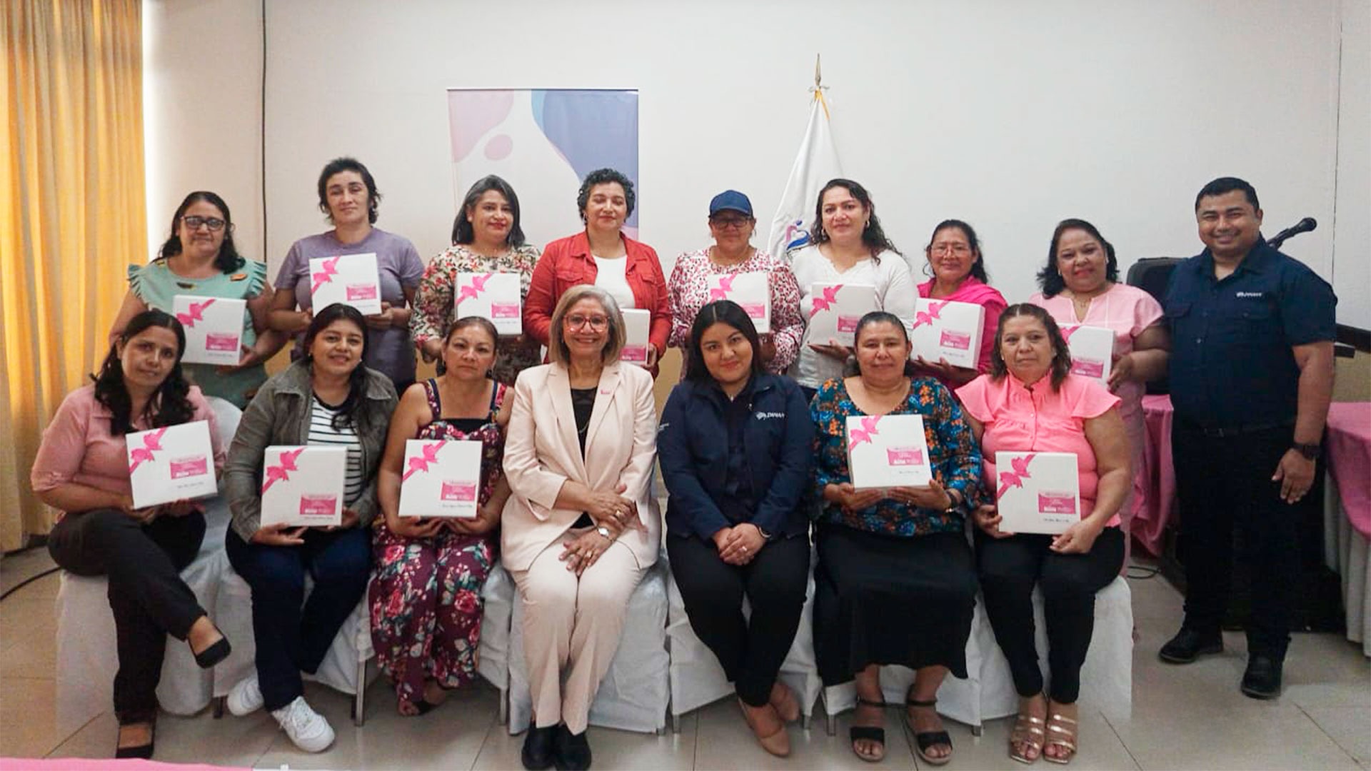El programa beneficia principalmente a mujeres atendidas en hospitales públicos y que no tienen los recursos para adquirir una prótesis, cuyo costo en el mercado puede rondar los 150 dólares.