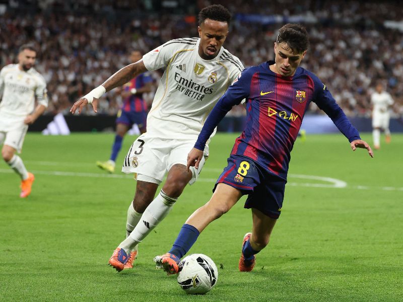 El español Pedri (d.), del Real Madrid, con balón dominado ante Eder Militao del Real Madrid. Foto: EDH AFP