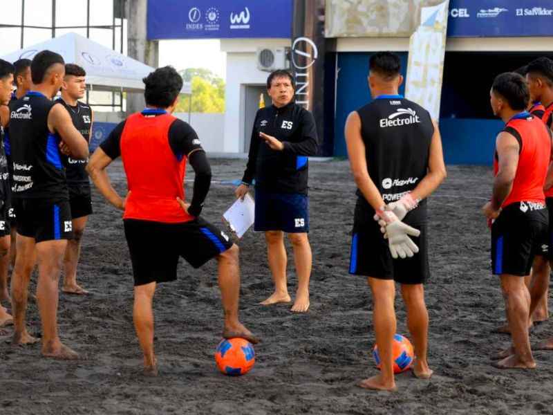 Entreno de la Selecta de Playa. El DT Rudis Gallo (c), al frente. Foto: Cortesía Indes