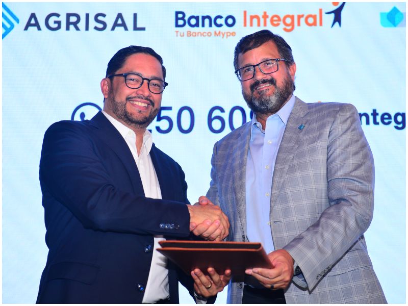 Con “Legado Integral”, la experiencia se convierte en motor de progreso y la edad en un activo que inspira a seguir creciendo. En la firma del convenio estuvo presente César Barahona, director ejecutivo de Banco Integral y Eduardo Quiñónez, presidente de AGRISAL.