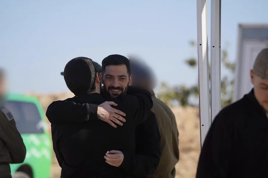 Los hermanos Gali Berman y Ziv Berman se abrazan tras su liberación, este 13 de octubre. EFE/ Ejército de Israel