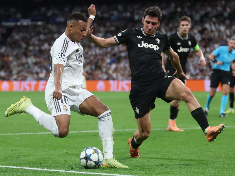 Mbappé (i.), en el partido del Real Madrid vs. Juventus, por Champions. Foto: EDH AFP