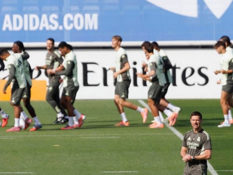 El Real Madrid del DT Xabi Alonso, en el entrenamiento en la Ciudad Deportiva de Valdebebas. Foto: EDH EFE