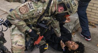 Residentes Chicago confrontan agentes ICE